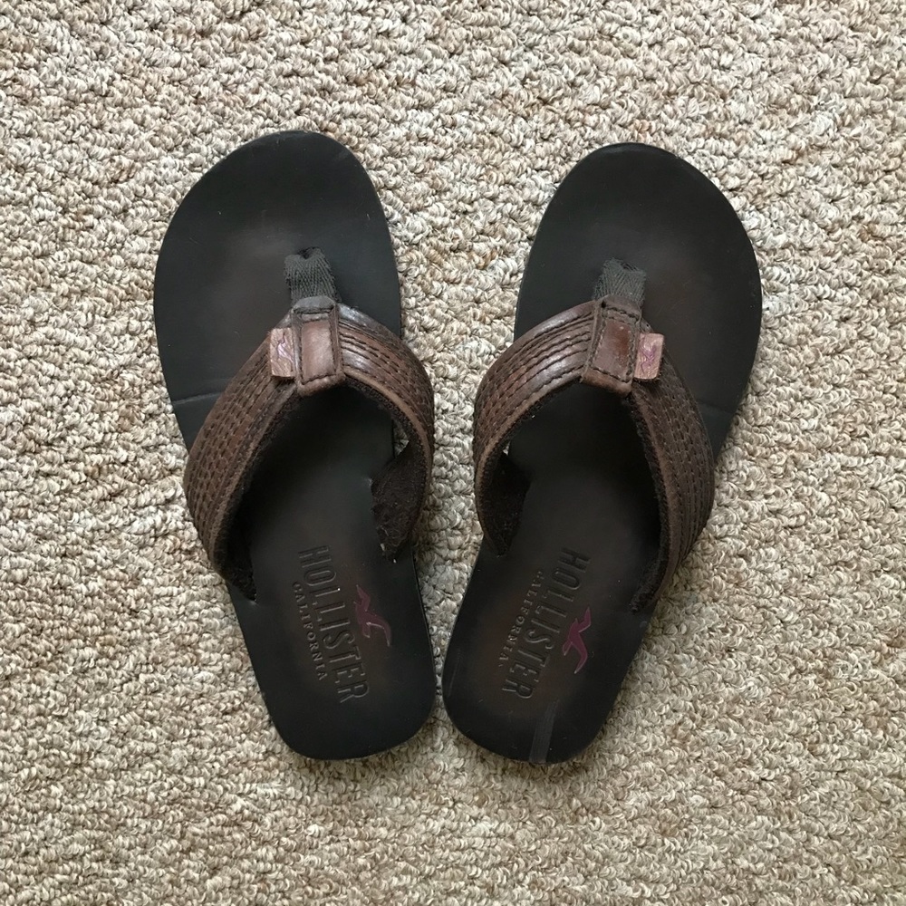 Hollister leather flip flops (men)